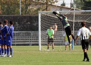 Il gol su punizione del massese Angelotti che punisce la Lampo nel primo tempo       