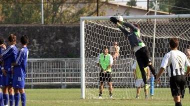 Il gol su punizione del massese Angelotti che punisce la Lampo nel primo tempo
