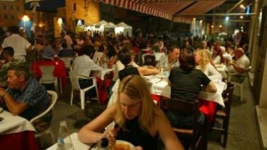 Un ristorante pieno di clienti