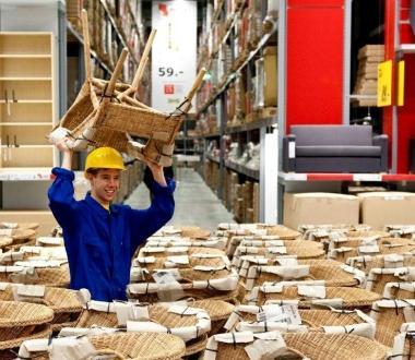 Un giovane dipendente di Ikea al lavoro 