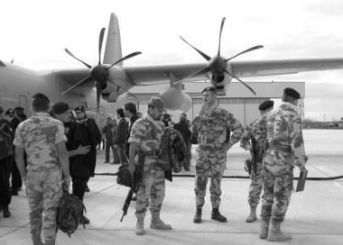 Militari sul piazzale dellaeroporto DallOro 