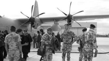 Militari sul piazzale dell’aeroporto Dall’Oro