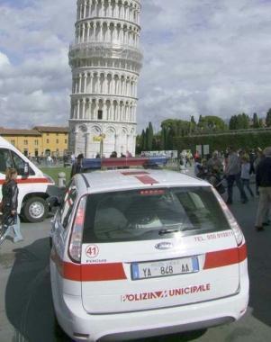 Una pattuglia dei vigili urbani 