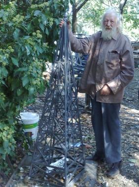 Mario Vanni con la scultura
