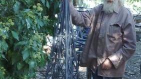 Mario Vanni con la scultura