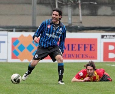 Gabriel Raimondi in azione con un avversario a terra 