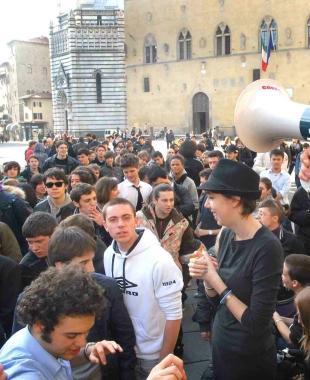 Una protesta degli studenti Sotto alunni escono da scuola 