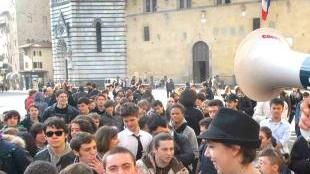 Una protesta degli studenti Sotto alunni escono da scuola