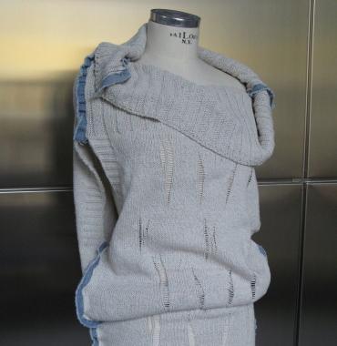 Una maglia di cotone rigenerato da denim Filati Pinori) 