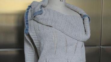 Una maglia di cotone rigenerato da denim Filati Pinori)