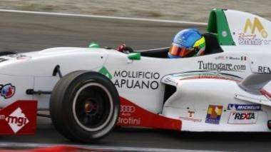 Il pilota apuano impegnato in una gara di formula 2000