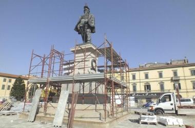 Il cantiere montato attorno alla statua di Vittorio Emanuele 