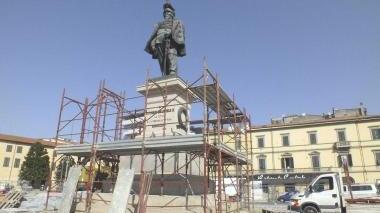 Il cantiere montato attorno alla statua di Vittorio Emanuele