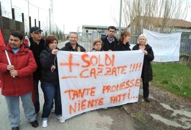 Marco Ballati (Cgil) e una protesta dei lavoratori Lg Plast  
