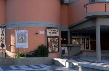 Il cinema Citt&agrave; di Aulla e in basso Matteo Ratti                 