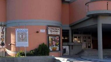 Il cinema Città di Aulla e in basso Matteo Ratti