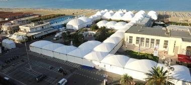 <b>STAND.</b> Le strutture espositive allestite sul lungomare di Viareggio 