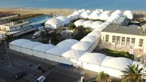 <b>STAND.</b> Le strutture espositive allestite sul lungomare di Viareggio