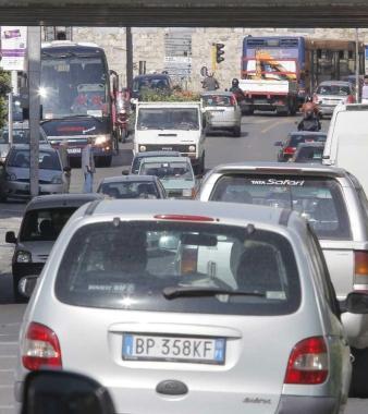 Una lunga coda di auto e mezzi pesanti  