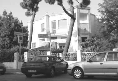 In alto la caserma dei carabinieri e una pattuglia 