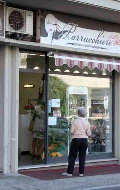 Il negozio di parrucchieri Mofa in viale Roma