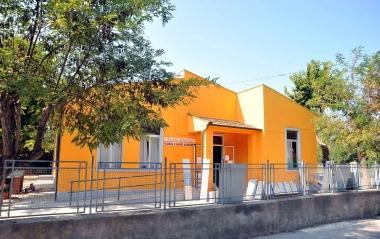 Lingresso della scuola materna di San Giovanni visitata dai ladri la notte scorsa, sullepisodio indagano i carabinieri di Portoferraio    