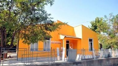 L’ingresso della scuola materna di San Giovanni visitata dai ladri la notte scorsa, sull’episodio indagano i carabinieri di Portoferraio
