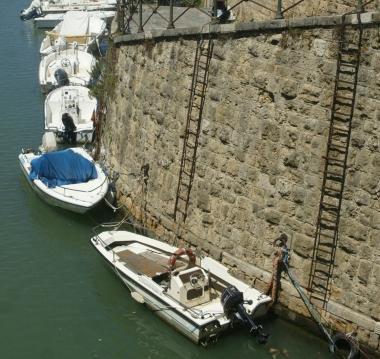 A sinistra, ormeggi abusivi e scale sulle spallette; sopra, i carabinieri ai circoli nautici; a destra, una barca affondata 
