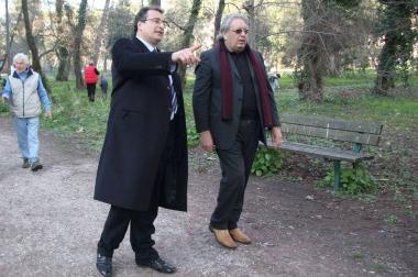 Lassessore Pastechi in pineta con il sindaco 