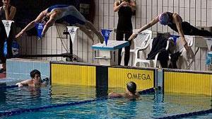 Toglieteci tutto, ma non il costume...i livornesi alla piscina non rinunciano