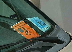 Falsificano assicurazioni auto e permessi invalidi, due denunciati