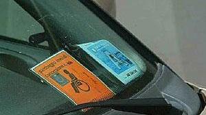 Falsificano assicurazioni auto e permessi invalidi, due denunciati
