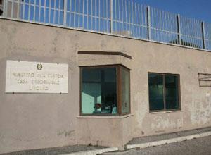Detenuto schiaccia la mano di un agente nell'ascensore