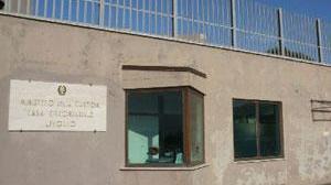 Detenuto schiaccia la mano di un agente nell'ascensore