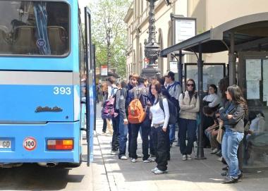 Studenti alla fermata del Copit 
