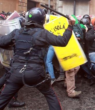 Violenti scontri tra forze dellordine e studenti in una foto di repertorio           