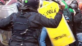 Violenti scontri tra forze dell’ordine e studenti in una foto di repertorio