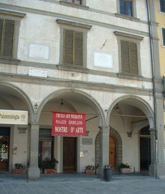 La sede del circolo di arti figurative in piazza Farinata degli Uberti 