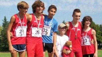 <b>ATLETICA FOLLONICA.</b> Foto di gruppo per i portacolori del Golfo in gara ad Arezzo