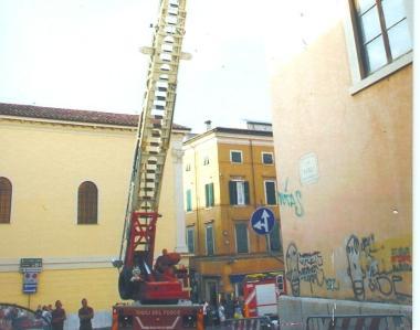 Lintervento della gru dei vigili del fuoco    