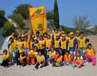 Gli alunni della scuola elementare di Campiglia e sotto la piccola tartaruga 