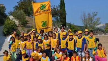 Gli alunni della scuola elementare di Campiglia e sotto la piccola tartaruga