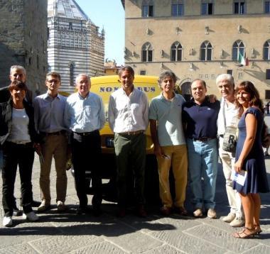 I responsabili di Nonnobus con sindaco e assessori 