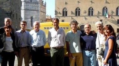 I responsabili di “Nonnobus” con sindaco e assessori