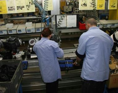 Operai della Piaggio al lavoro alla catena di montaggio    