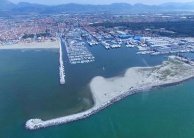 Il porto visto dallalto e, a lato, il consiglio regionale 