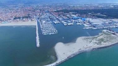 Il porto visto dall’alto e, a lato, il consiglio regionale