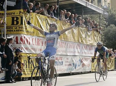 Larrivo a braccia alzate sul traguardo di viale Verdi del brasiliano Rafael Andriato, vincitore della scorsa edizione del Gran premio Ezio Del Rosso 