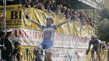 L’arrivo a braccia alzate sul traguardo di viale Verdi del brasiliano Rafael Andriato, vincitore della scorsa edizione del Gran premio Ezio Del Rosso