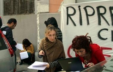 Alcuni dei ragazzi che hanno occupato simbolicamente la struttura 